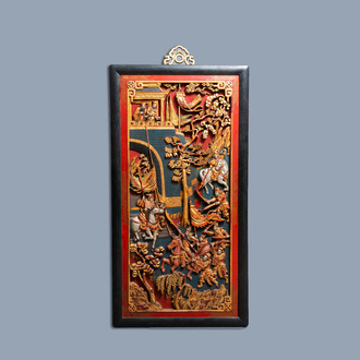 Un panneau en bois sculpté laqué et polychromé, Chine, 19ème